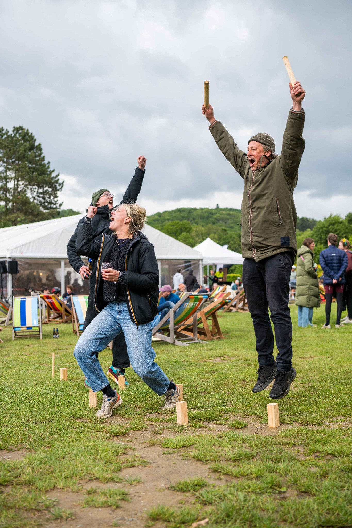 Bezoekers genieten op het festivalterrein